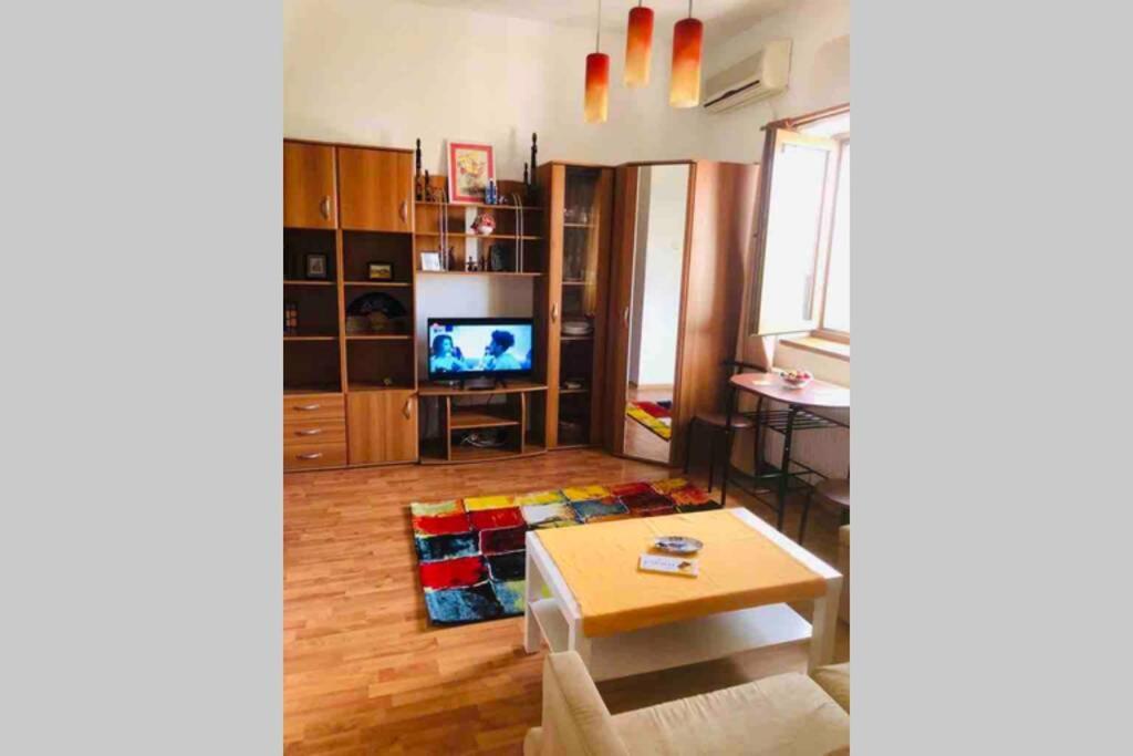 Super Central - Lovely One-Bedroom Apartment On Victoriei Avenue Bucharest Exterior photo